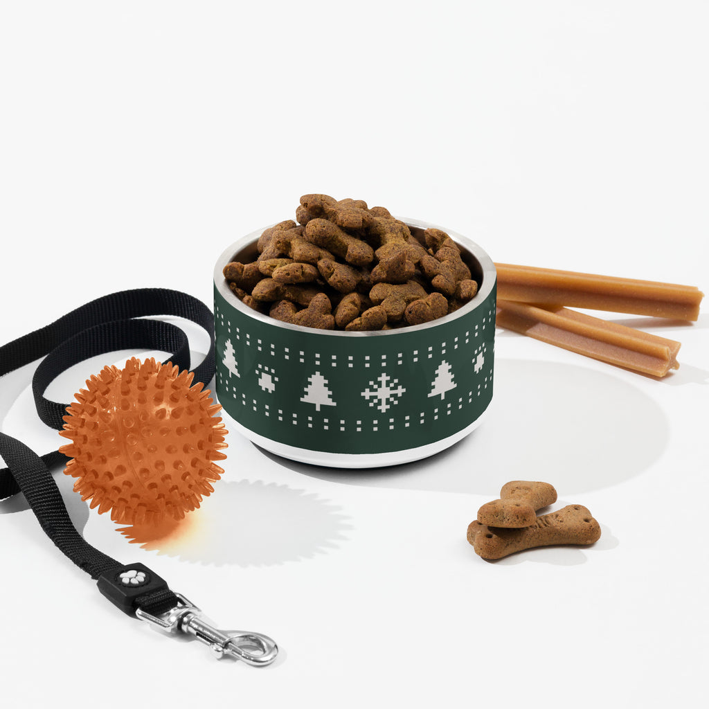 Julmatskål i Granskog med koppel och tuggben