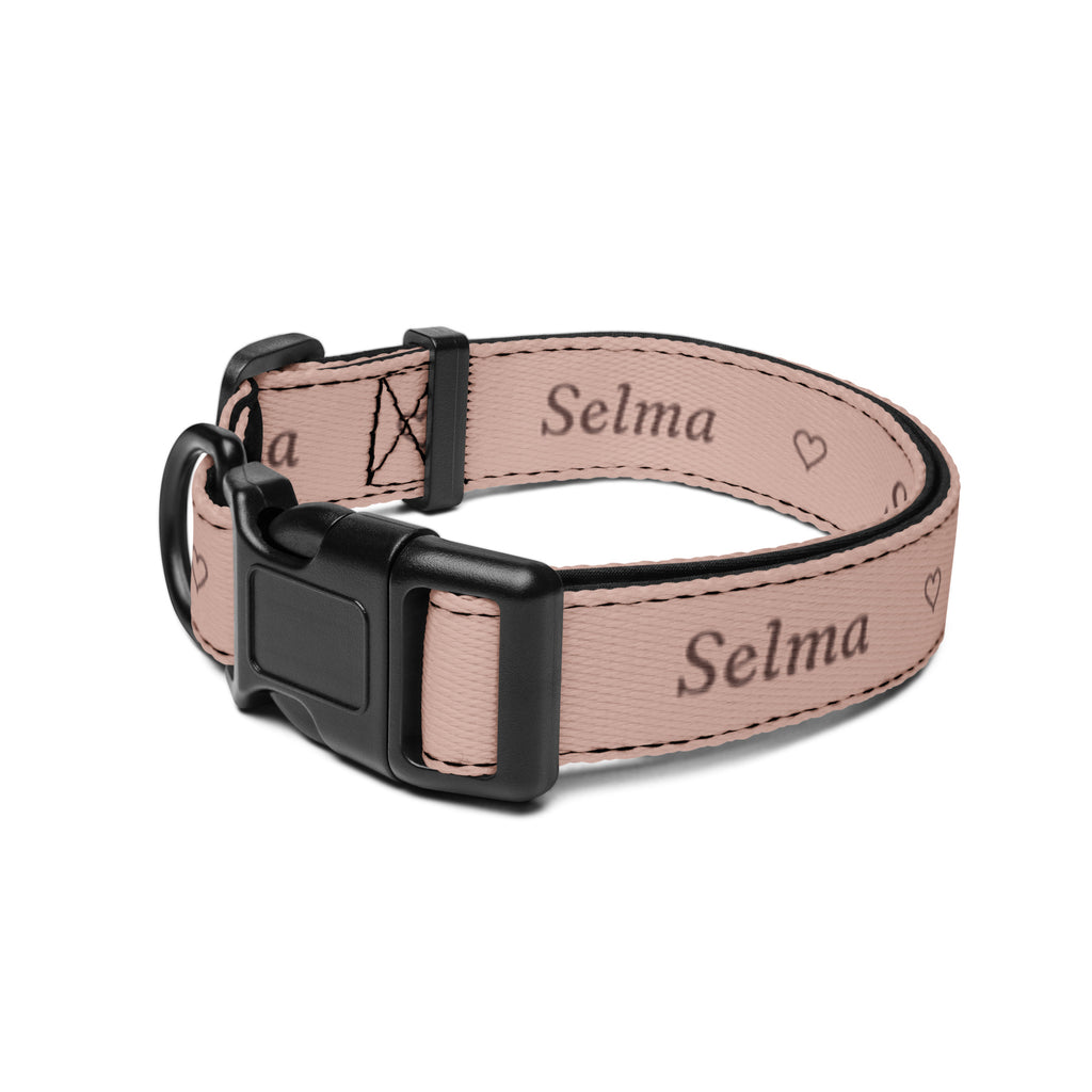 Personligt halsband i Dimrosa med namnet Selma i kursiv stil