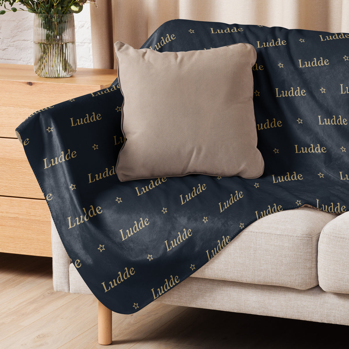Sherpafilt i Natt med namnet Ludde och stjärnor, draperad över en soffa