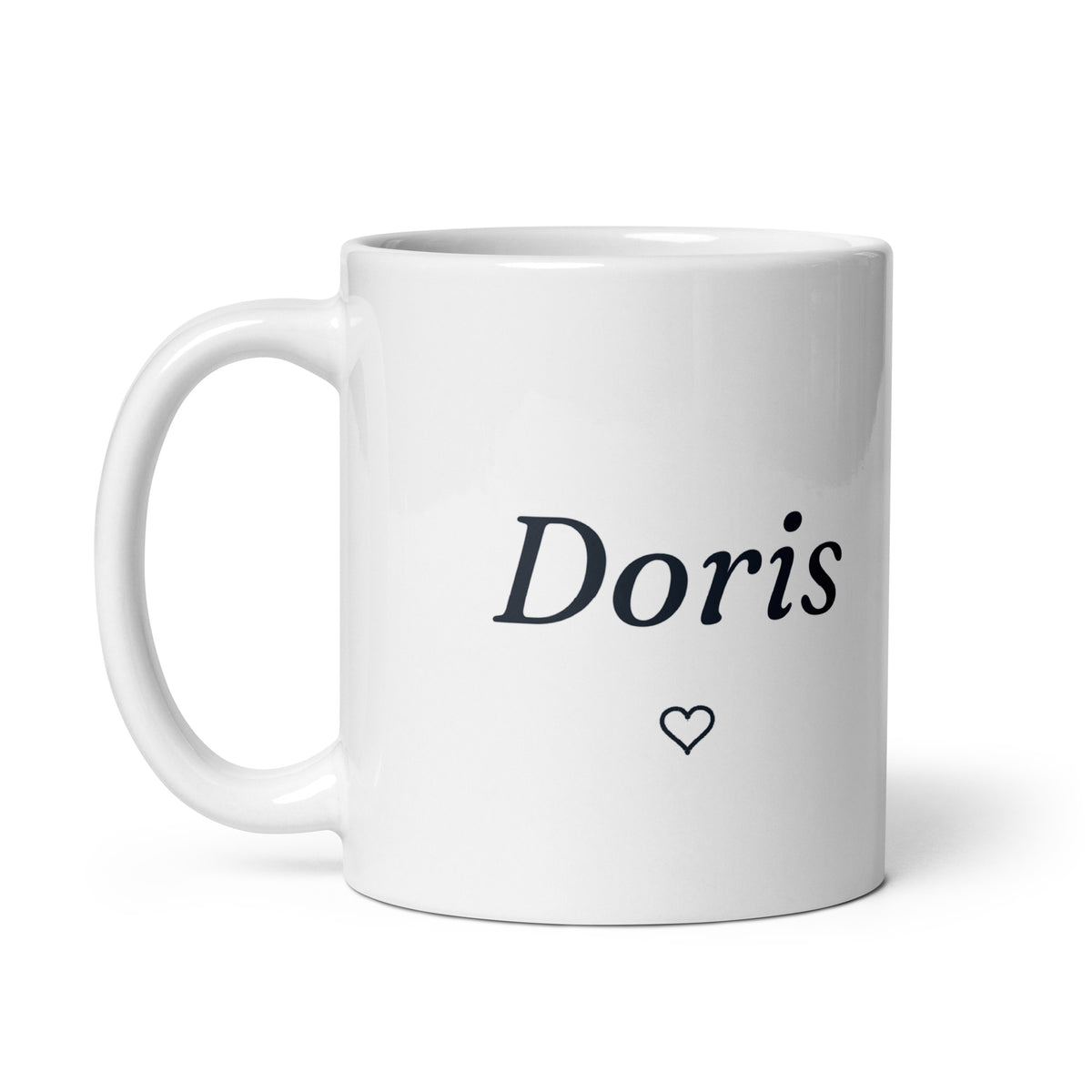 Vit mugg med namnet Doris i kursiv stil och ett hjärta
