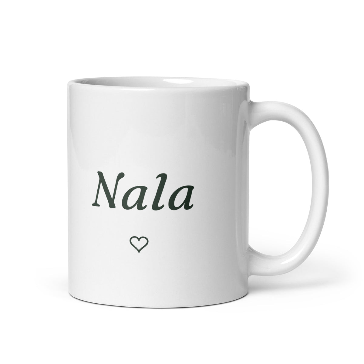 Vit mugg med namnet Nala i kursiv stil och ett hjärta