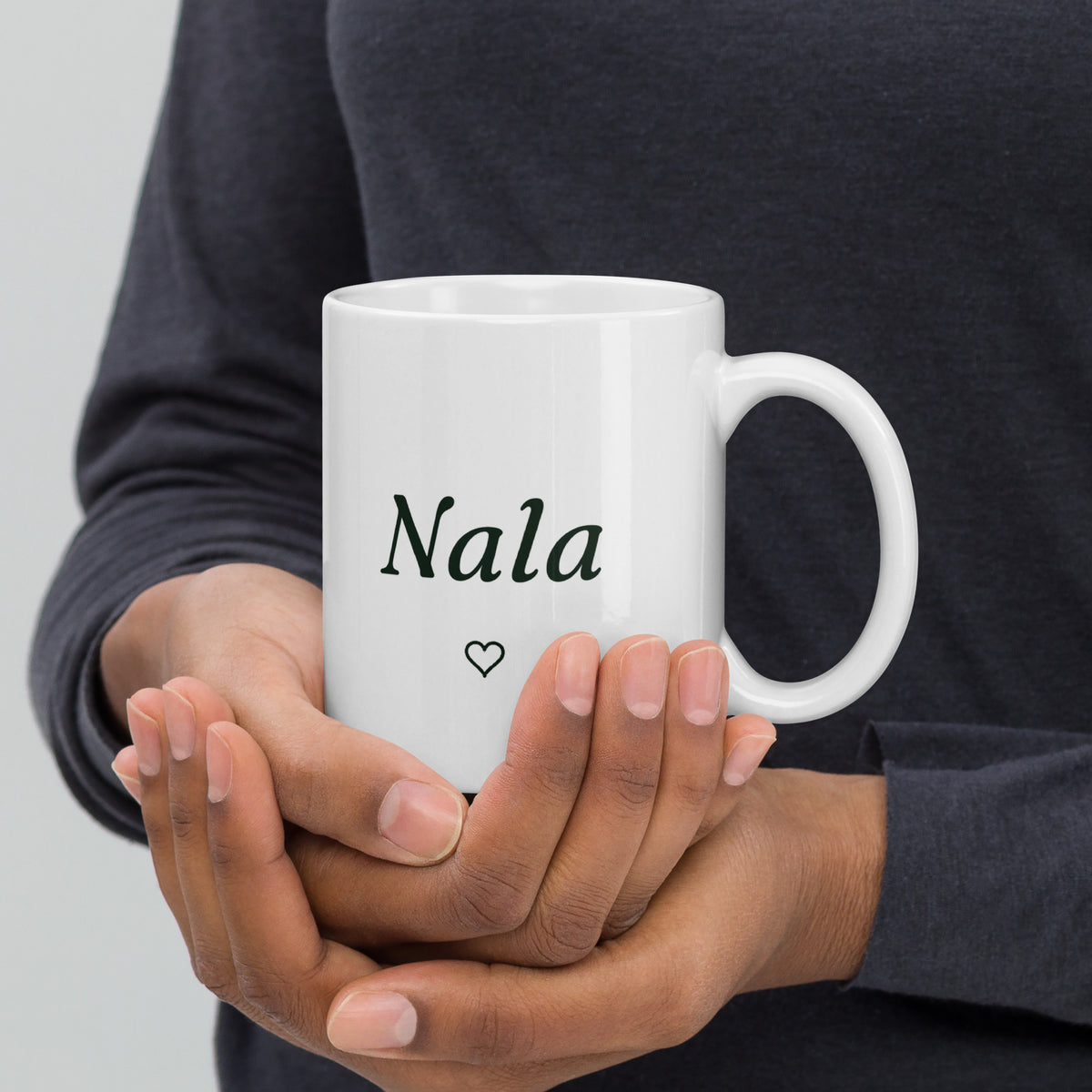 Mugg med namnet Nala som hålls i handen